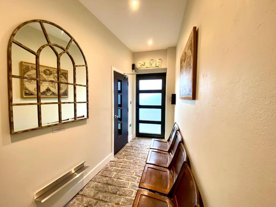 Stunning Little House On Poole Quay - Free Secure Parking & Wifi - In The Heart Of The Old Town - Great Location - Free Parking - Fast Wifi - Smart Tv - Newly Decorated - Sleeps 2! Close To Poole & Bournemouth & Sandbanks Kültér fotó